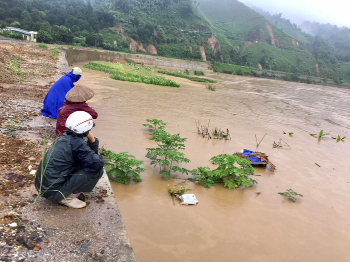 Người dân xã vạn Hòa, thành phố Lào cai buồn bã nhìn diện tích hoa màu trồng ven sông Hồng bị lũ lớn nhấn chìm.