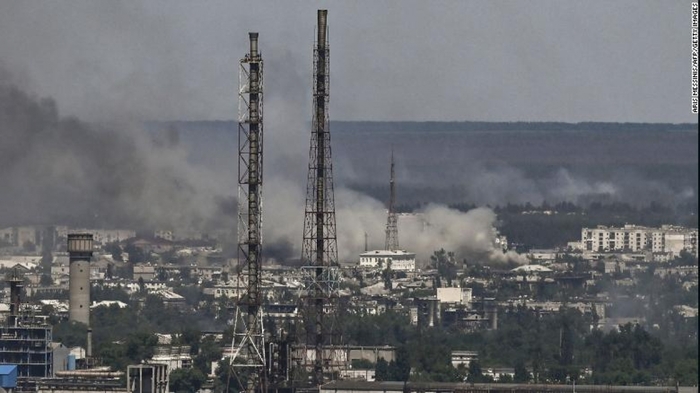 Khói bốc lên từ thành phố Severodonetsk trong cuộc giao tranh giữa quân đội Nga và Ukraine ở khu vực Donbass ngày 9/6. Ảnh: CNN