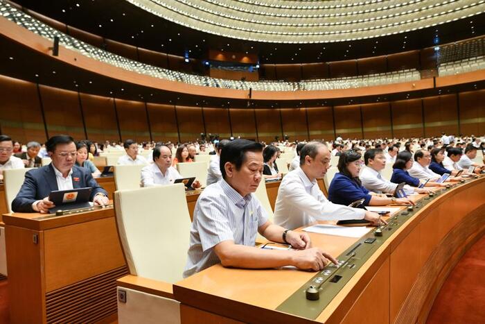 Các đại biểu bấm nút thông qua Nghị quyết tại Kỳ họp. Ảnh: Quochoi.vn