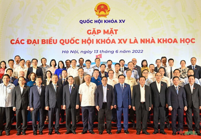 Các đồng chí lãnh đạo Đảng, Nhà nước chụp ảnh lưu niệm với các đại biểu tham dự.