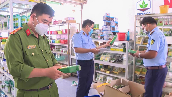 Lực lượng chức năng tỉnh Vĩnh Long kiểm tra một cửa hàng kinh doanh phân bón, thuốc bảo vệ thực vật có dấu hiệu sai phạm. Ảnh: Thanh Thảo