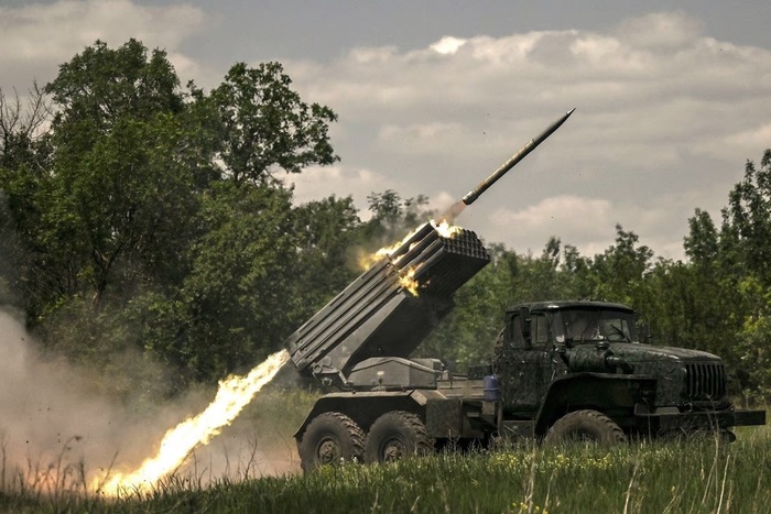 Quân đội Ukraine khai hỏa hệ thống phóng tên lửa MLRS về phía các vị trí của Nga tại khu vực Donbas vào ngày 7 tháng 6 năm 2022. Ảnh: TNS