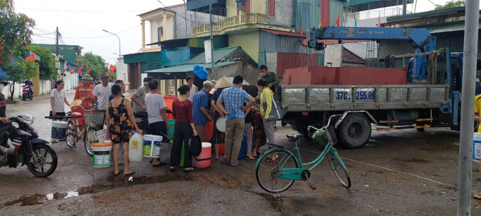 Công ty CP cấp nước Nghệ An cũng đang huy động 6 xe tẹc có dung tích từ 3-9m3/xe để sẵn sàng cấp nước sạch miễn phí cho người dân khi có nhu cầu.