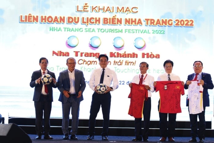 Lãnh đạo UBND tỉnh Khánh Hòa chụp hình lưu niệm cùng ông Park Hang-seo - Huấn luyện viên trưởng Đội tuyển bóng đá quốc gia - khách mời đặc biệt của Liên hoan Du lịch Biển Nha Trang Hè 2022. Ảnh: Báo Dân tộc