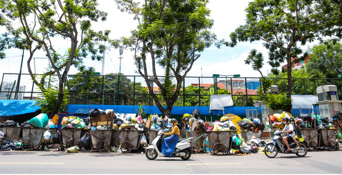 Phố Trần Quốc Hoàn có khoảng 20 xe gom trở đầy rác thải vẫn chưa được phủ bạt, bốc mùi nồng nặc. Ảnh: MT&ĐT