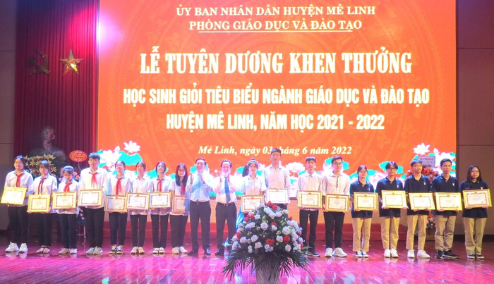 Lãnh đạo Sở GD ĐT cùng lãnh đạo huyện Mê Linh biểu dương và trao thưởng cho học sinh giỏi tiêu biểu đạt thành tích cao năm học 2021 - 2022.