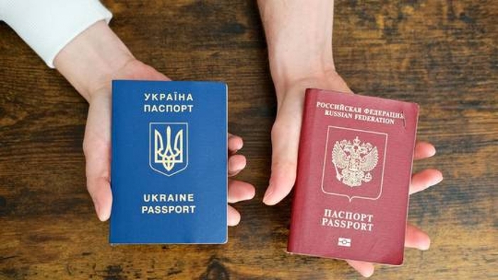 Hộ chiếu Nga và hộ chiếu Ukraine. Ảnh: Global Look Press.