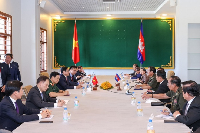 Thủ tướng Phạm Minh Chính trao đổi với Thủ tướng Hun Sen tại Nhà Hữu nghị Campuchia - Việt Nam - Ảnh: VGP/Nhật Bắc