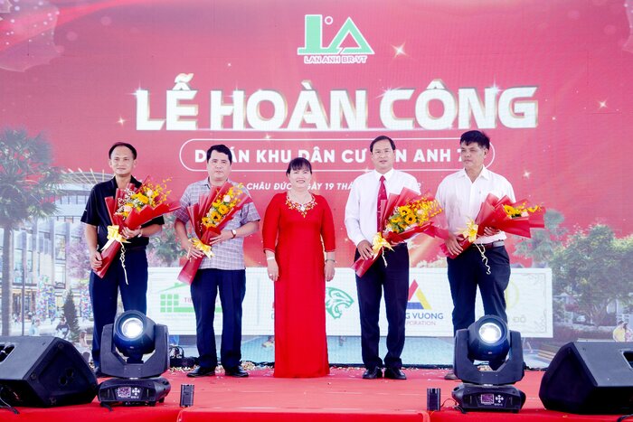 Bà Nguyễn Nam Phương, Chủ tịch Hội đồng thành viên Công ty TNHH Lan Anh tặng hoa tri ân đại diện lãnh đạo các sở, ban, ngành, địa phương và đối tác đã đồng hành, góp phần vào sự thành công của Dự án Lan Anh 7B.