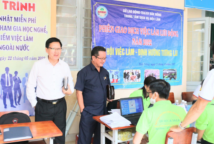 Nhà báo – Luật gia Hồ Minh Sơn và Viện trưởng Viện Nghiên cứu Thị trường – Truyền thông Quốc tế (IMRIC) chia sẻ với sinh viên tại trường Cao đẳng Cộng đồng Cà Mau.
