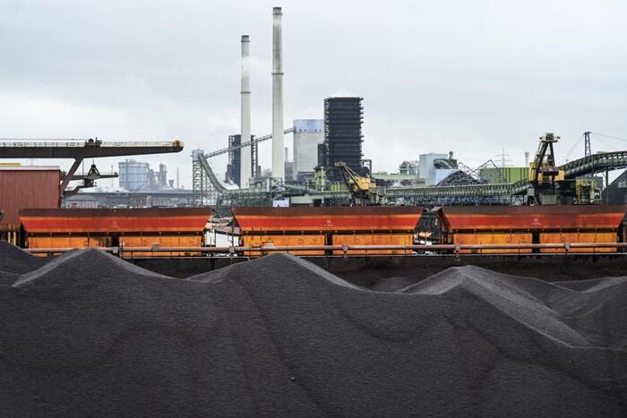 Khu vực dự trữ than tại nhà máy sản xuất thép Thyssenkrupp ở Duisburg, miền tây nước Đức vào ngày 22/2. Ảnh: AFP