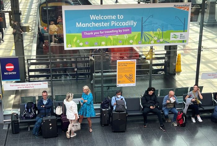 Hành khách ngồi bên hành lý của họ trên phòng chờ trước cuộc đình công quốc gia được lên kế hoạch của công nhân đường sắt tại ga Manchester Piccadilly ở Manchester, Anh, ngày 20 tháng 6 năm 2022. Ảnh: REUTERS / Phil Noble