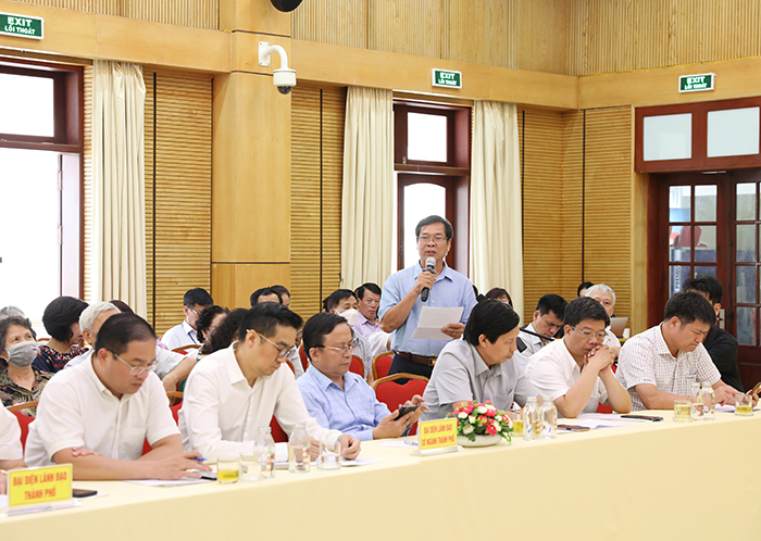 Cử tri quận Hoàn Kiếm phát biểu tại hội nghị.