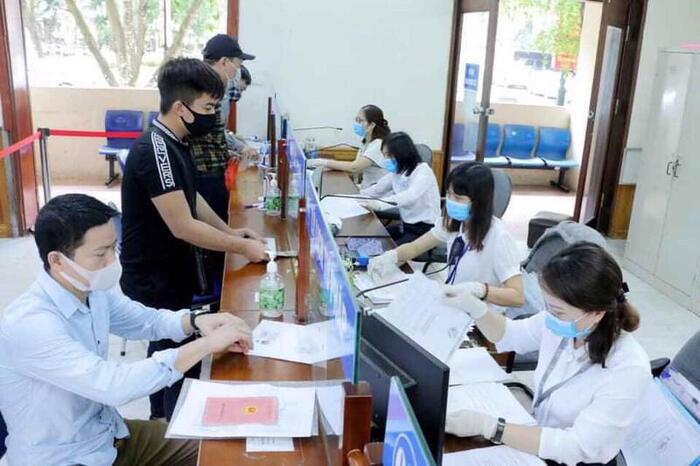 Giải quyết thủ tục hành chính tại Sở Tư pháp Hà Nội. Ảnh: Nguyễn Khánh