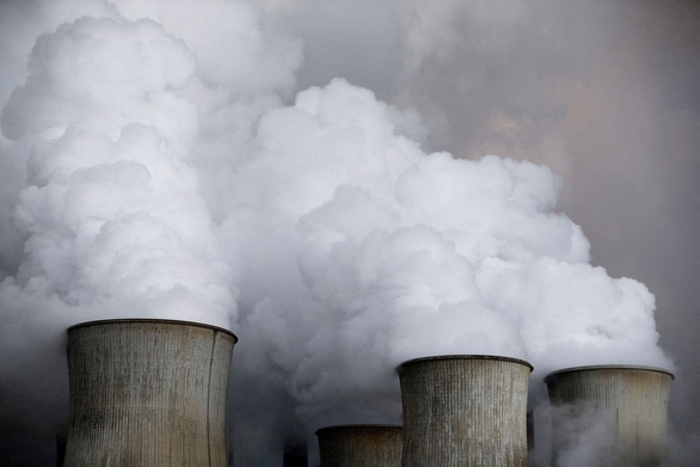 Hơi nước bốc lên từ các tháp làm mát tại nhà máy nhiệt điện RWE của Đức ở Niederaussem. Ảnh: Reuters