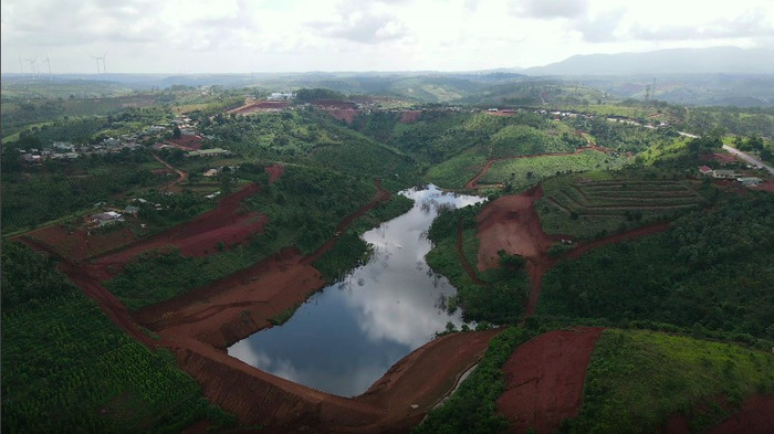 Ngoài băm đồi, bạt núi thì chủ dự án tại Đắk Song còn ngăn dòng chảy đắp đập nước