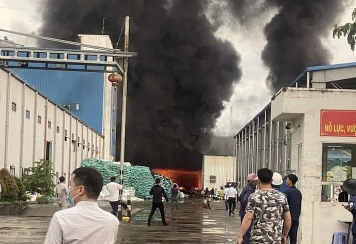 Cháy lớn tại công ty sợi trong Khu công nghiệp Long Giang. Ảnh: MT&ĐT