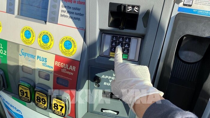 Đổ xăng cho phương tiện tại một trạm xăng ở Los Angeles, bang California, Mỹ. Ảnh: AFP/TTXVN