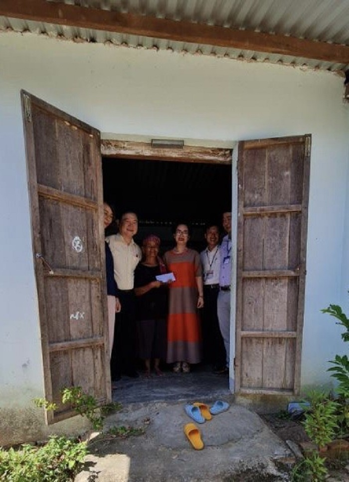 ĐBQH Phan Xuân Dũng cùng các đại biểu thăm hộ nghèo được giải quyết chế độ, bà Cadá Thị Phem, xã Phước Chính.