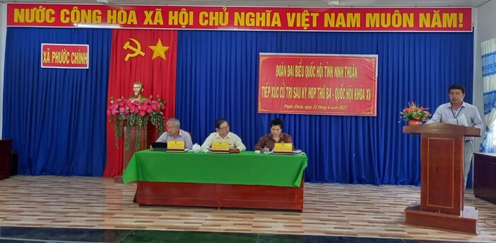 TSKH, ĐBQH Phan Xuân Dũng – Chủ tịch VUSTA (giữa) trong buổi tiếp xúc cử tri tại xã Phước Chính, huyện Bác Ái, sáng 21/6.