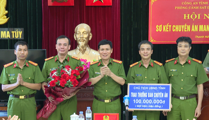 Thừa uỷ quyền của Chủ tịch UBND tỉnh Đại tá Dương Văn Tiến, Phó Giám đốc Công an tỉnh trao thưởng 100 triệu đồng cho Ban chuyên án