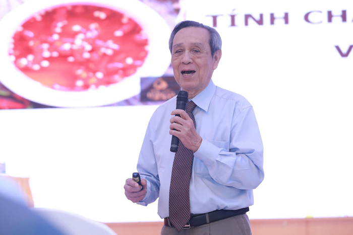Giáo sư, Tiến sĩ Lưu Duẩn - Trưởng Ban Tư vấn Hiệp hội Văn hóa Ẩm thực Việt Nam trình bày Báo cáo tham luận “Đẩy mạnh xuất khẩu nước mắm dưới góc nhìn văn hóa ẩm thực và khoa học - công nghệ”.