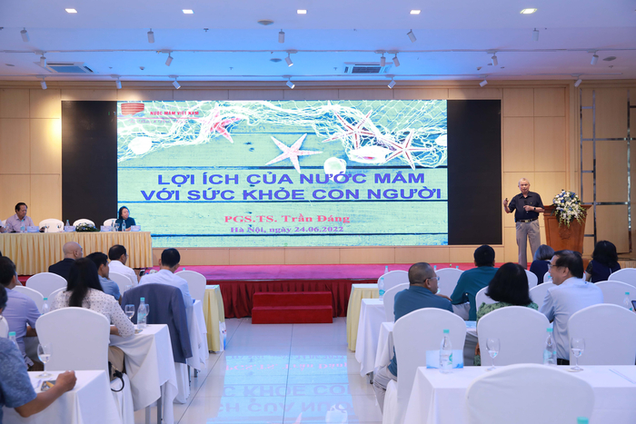 Tiến sĩ Trần Đáng – Chủ tịch Hiệp hội Nước mắm Việt Nam trình bày Báo cáo “Lợi ích của nước mắm với sức khỏe con người”.