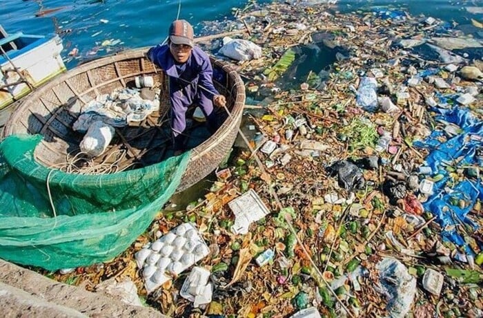 Sự tích tụ chất thải nhựa trong đại dương bắt nguồn từ cả đất liền và đại dương là một vấn đề môi trường nghiêm trọng đang nổi lên. (Ảnh: KTMT)