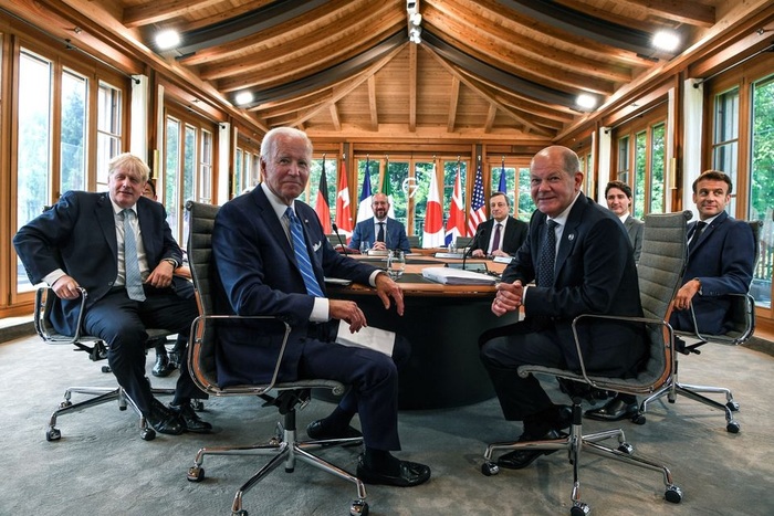 Các nhà lãnh đạo G7 thảo luận về việc định hình nền kinh tế toàn cầu tại hội nghị thượng đỉnh của khối ở Lâu đài Elmau (Đức) vào ngày 26 tháng 6 năm 2022. Ảnh: Reuters