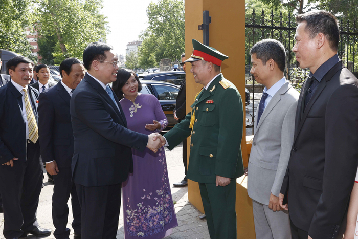 Cán bộ, nhân viên Đại sứ quán Việt Nam tại Hungary chào đón Chủ tịch Quốc hội Vương Đình Huệ cùng Đoàn đại biểu cấp cao Quốc hội Việt Nam thăm và làm việc tại Đại sứ quán.