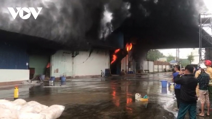 Sáng sớm 28/6, người dân phát hiện lửa bốc lên từ xưởng hạt điều ở phường Phước Bình, thị xã Bình Long, tỉnh Bình Phước.