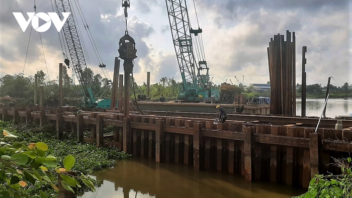 Thủy lợi vùng ĐBSCL chưa được đầu tư đồng bộ. Trong ảnh: Công trình đập thép ngăn mặn tại tỉnh Tiền Giang có hiệu quả không cao.