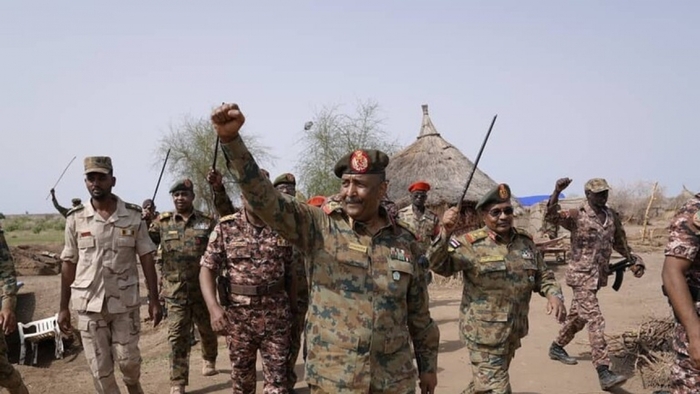 Chỉ huy quân đội Sudan tới biên giới với Ethiopia. Ảnh: Rt