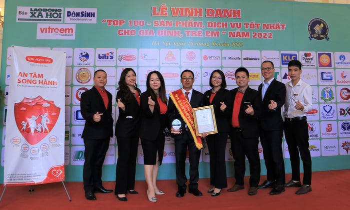 Các thành viên Dai-ichi Life Việt Nam tại Lễ trao giải “Top 100 - Sản phẩm, Dịch vụ tốt nhất cho Gia đình, Trẻ em” năm 2022.