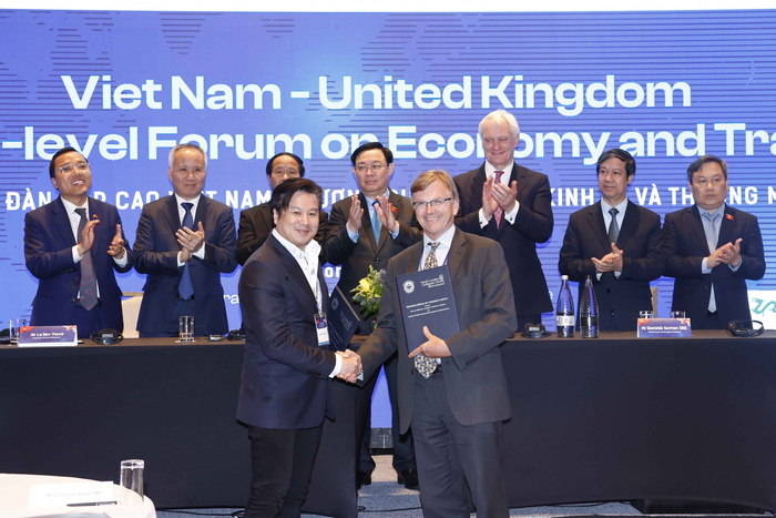 Nhân dịp này, Chủ tịch Quốc hội Vương Đình Huệ, Phó Thủ tướng Lê Văn Thành và các đại biểu đã chứng kiến Lễ trao các Thỏa thuận hợp tác giữa doanh nghiệp, địa phương của Việt Nam với đối tác của Anh.