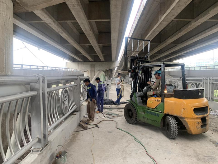 Dự án xây dựng cầu vòm sắt dành cho xe máy đi thấp qua hồ Linh Đàm (nằm dưới đường Vành đai 3 trên cao). Ảnh: Thành Luân