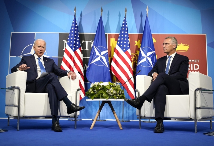 Tổng thống Joe Biden và Tổng thư ký NATO Jens Stoltenberg. Ảnh: AP