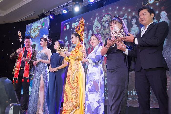 Bộ đôi vương miện - quyền trượng ' Vượt sóng' của Queen Pearl PQ được trình làng trong lễ công bố chương trình Hoa hậu - Nam vương Đại sứ toàn cầu 2022 tại Tp HCM