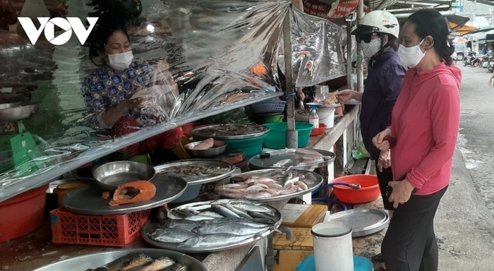 Không chỉ rau mà thịt gà, cá biển cũng tăng giá theo giá xăng