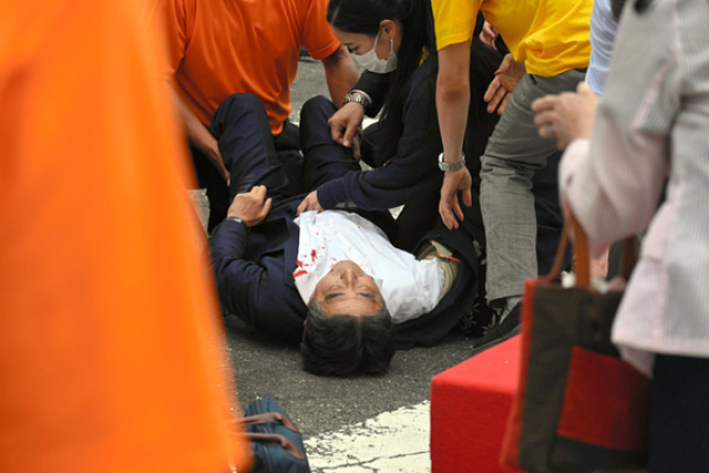 Ông Abe ngã quỵ và chảy máu sau khi bị tấn công. Ảnh: Asahi.