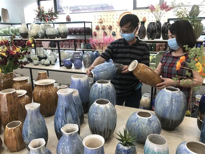 Khách tham quan các sản phẩm gốm, sứ trưng bày tại Trung tâm tinh hoa Làng nghề Việt (Bát Tràng, Gia Lâm, Hà Nội). Ảnh: Phương Anh/TTXVN