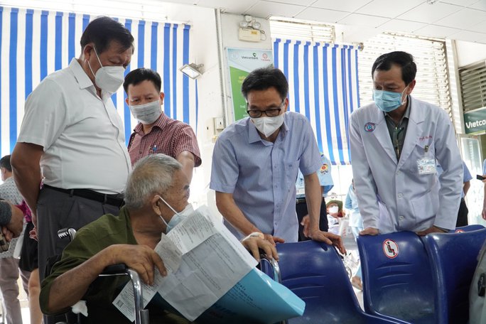 Phó Thủ tướng Vũ Đức Đam làm việc tại Bệnh viện Chợ Rẫy vào chiều 30/6. Ảnh: Bệnh viện cung cấp
