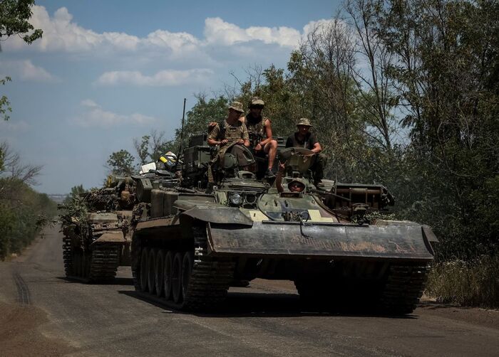 Các quân nhân Ukraine trên một chiếc xe quân sự, trong bối cảnh Nga tấn công Ukraine, ở vùng Donetsk, Ukraine ngày 8 tháng 7 năm 2022. Ảnh: Reuters