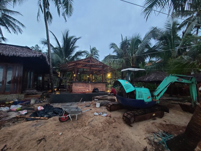 Tối 7/7 công nhân của Công ty Khánh Vân vẫn đang gấp rút thi công các công trình vừa lấn chiếm trên khu vực bãi tắm Ông Lang.