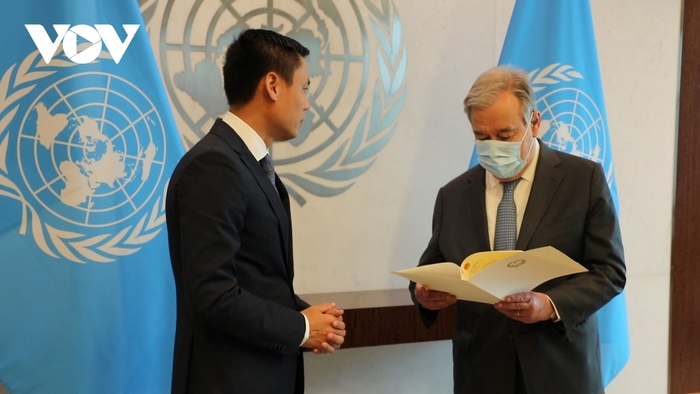 Đại sứ Đặng Hoàng Giang trao thư của Thủ tướng Chính phủ Phạm Minh Chính cho Tổng Thư ký LHQ Antonio Guterres.