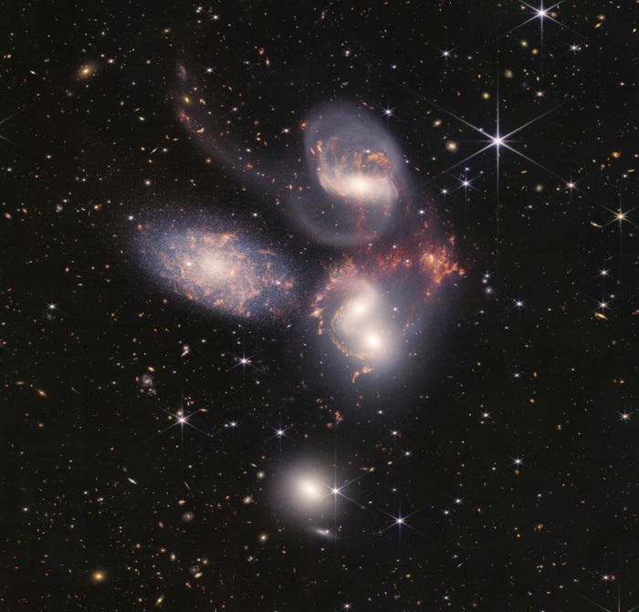 Thêm một hình ảnh khác về Bộ ngũ thiên hà Stephan do kính thiên văn Webb chụp và được NASA công bố vào ngày 12 tháng 7 năm 2022.