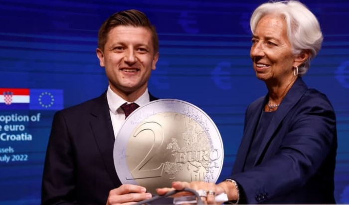 Bộ trưởng Tài chính Croatia Marko Primorac (trái) và Chủ tịch Ngân hàng Trung ương châu Âu Christine Lagarde chụp ảnh với mô hình tiền xu euro ở Brussels, Bỉ vào ngày 12 tháng 7 năm 2022. Ảnh: CNBC