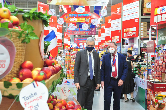 Đại sứ Pháp tại Việt Nam, ngài Nicolas Warnery đi tham quan các sản phẩm đặt trưng Pháp vào ngày 11/7 ở MM Mega Market An Phú, TP.HCM. Ảnh: NLĐ