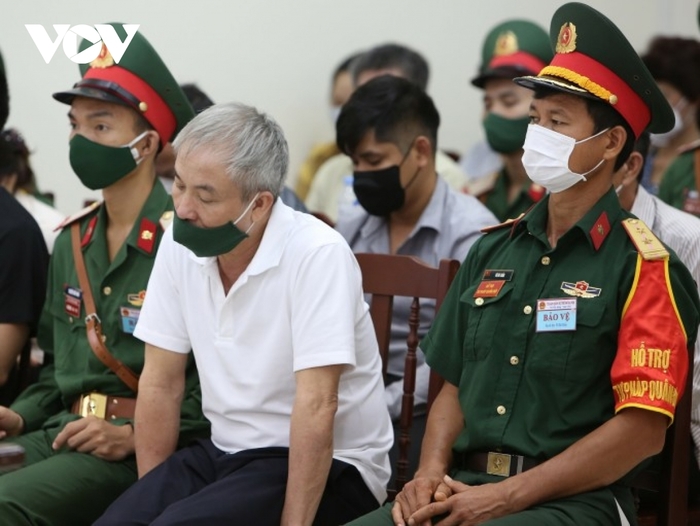 Cựu Thiếu tướng Lê Văn Minh (áo trắng) tại phiên xét xử. 