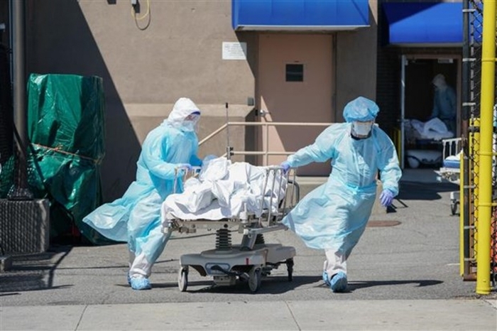 Nhân viên y tế chuyển thi thể bệnh nhân Covid-19 tại New York (Mỹ). Ảnh: AFP